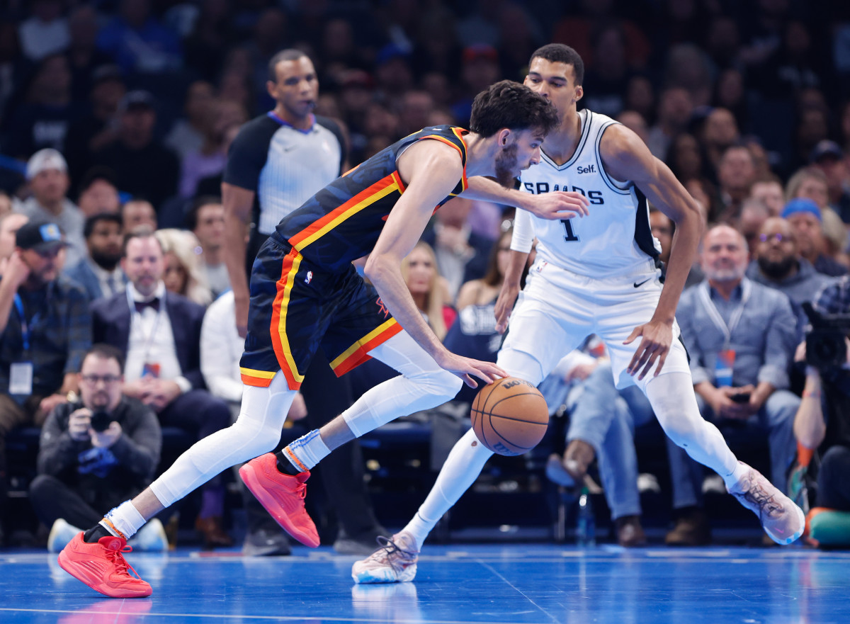 Nov 14, 2023; Oklahoma City, Oklahoma, USA; Oklahoma City Thunder forward Chet Holmgren (7) drives past San Antonio Spurs center Victor Wembanyama (1) during the second quarter at Paycom Center.